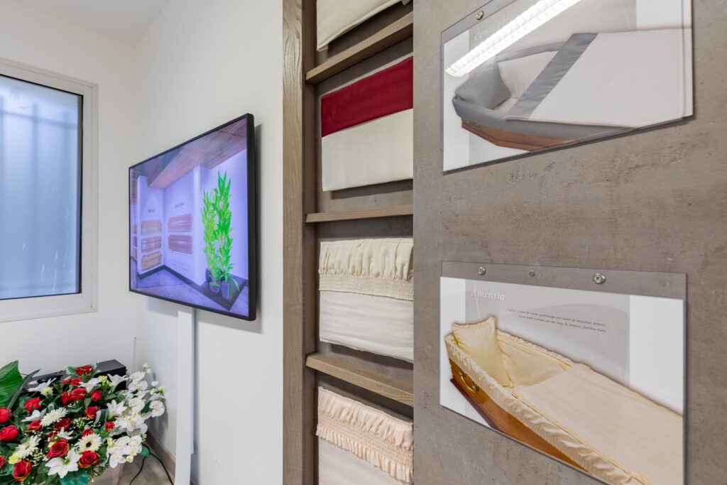 fleurs dans un vase dans un cimetiere