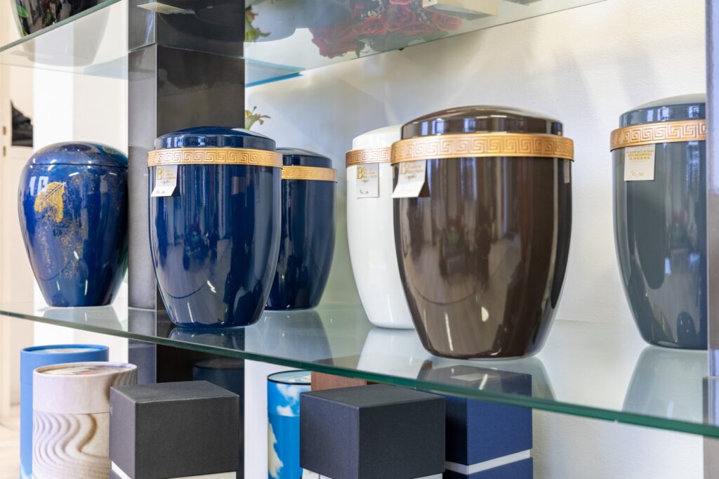 fleurs dans un vase dans un cimetiere